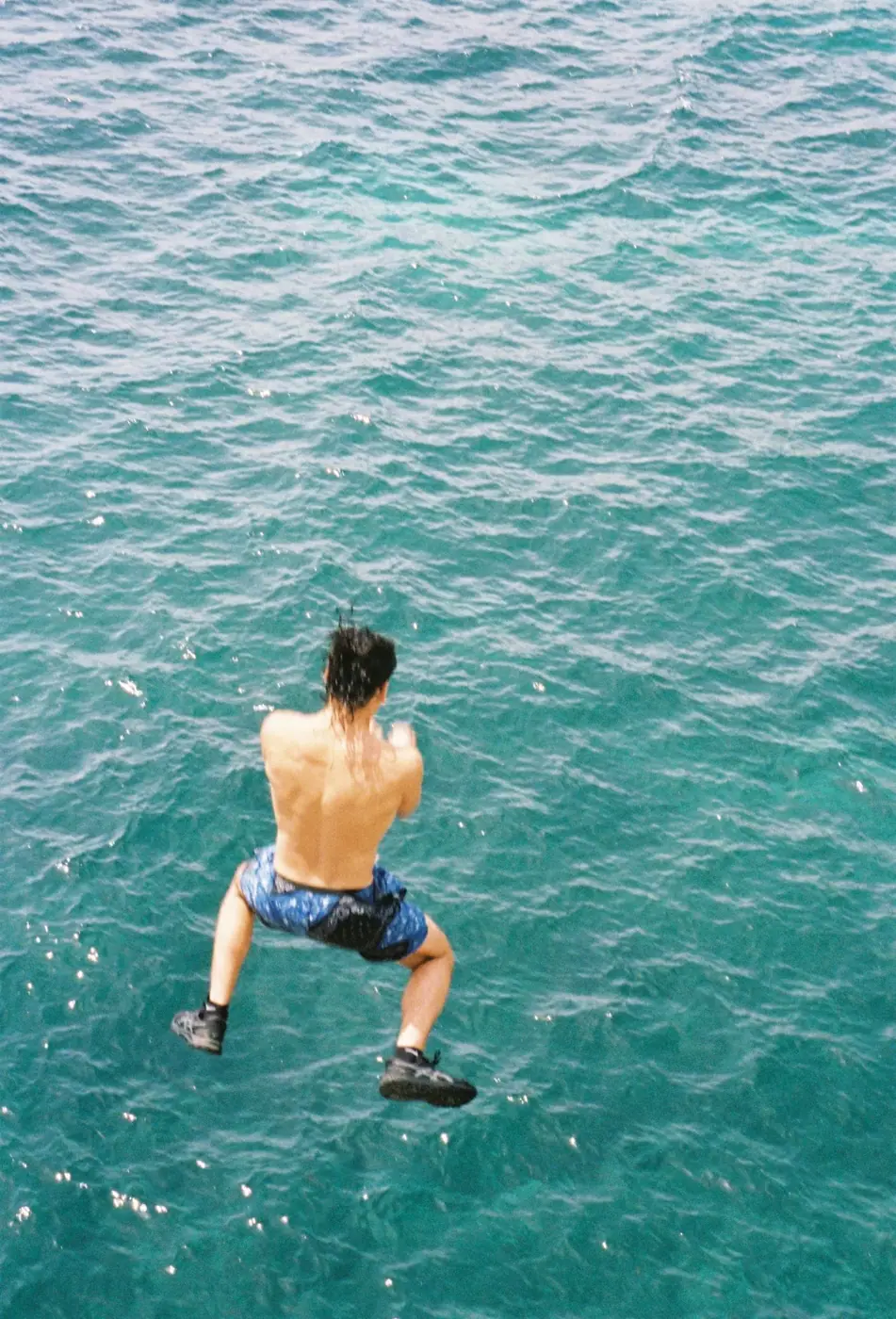 Saut au-dessus d’une eau turquoise