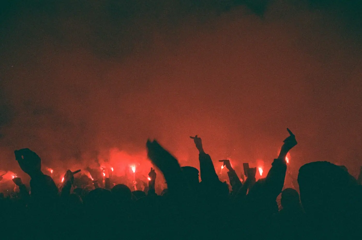 Silhouettes et lumières rouges